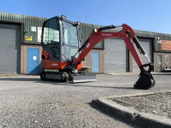 Miniexcavadora Kubota KX016-4 1,6 t usada 2013 cabina cerrada de 2971 h con 3 cucharones