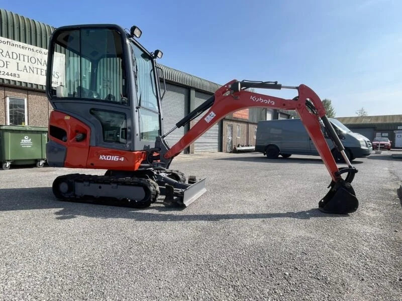 Miniexcavadora Kubota KX016-4 1,6 t usada 2013 cabina cerrada de 2971 h con 3 cucharones