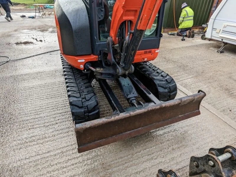 Miniexcavadora Kubota KX027-4 de 2,7 t usada 2017 cabina cerrada de 2341 h con 3 cucharones