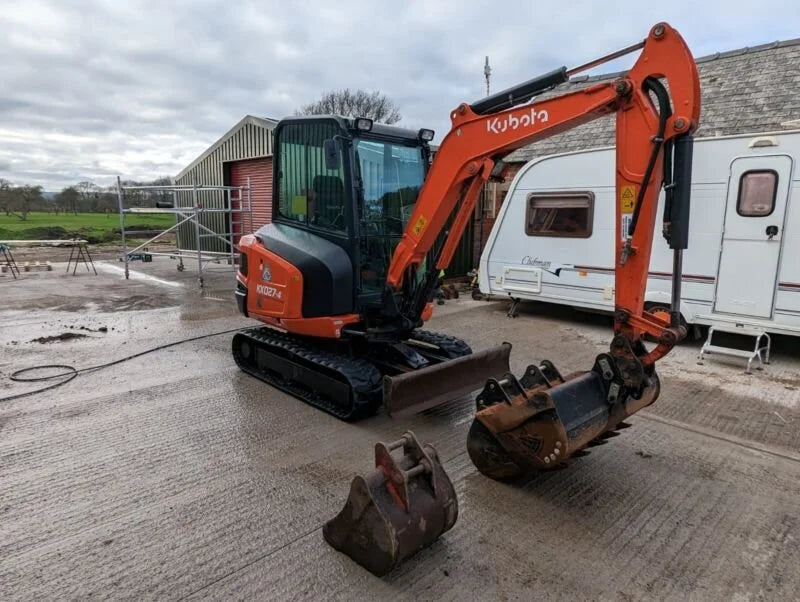 Miniexcavadora Kubota KX027-4 de 2,7 t usada 2017 cabina cerrada de 2341 h con 3 cucharones