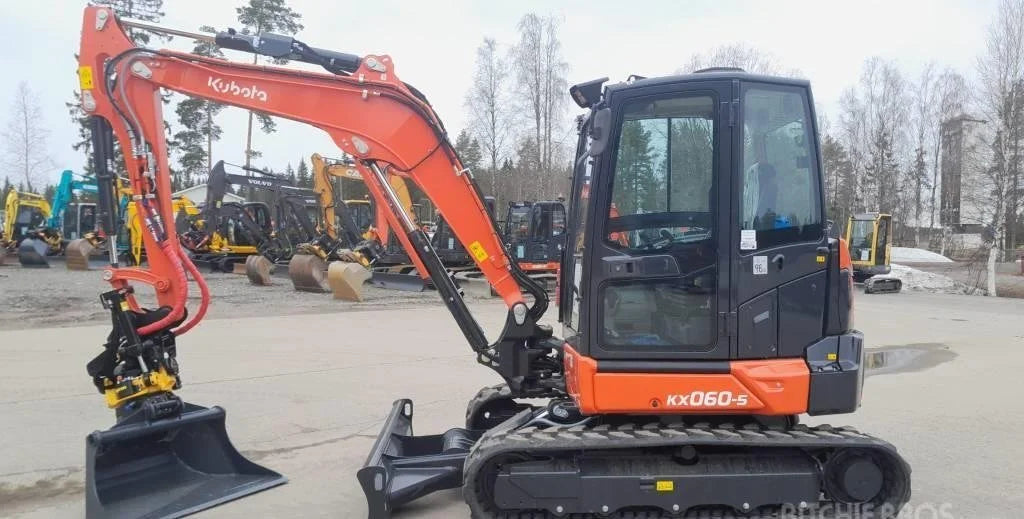 Miniexcavadora Kubota KX060-5 de 5,7 t con tiltrotator usada 2022 casi nueva de 5 h