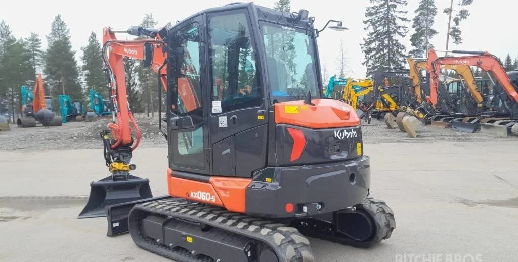 Miniexcavadora Kubota KX060-5 de 5,7 t con tiltrotator usada 2022 casi nueva de 5 h