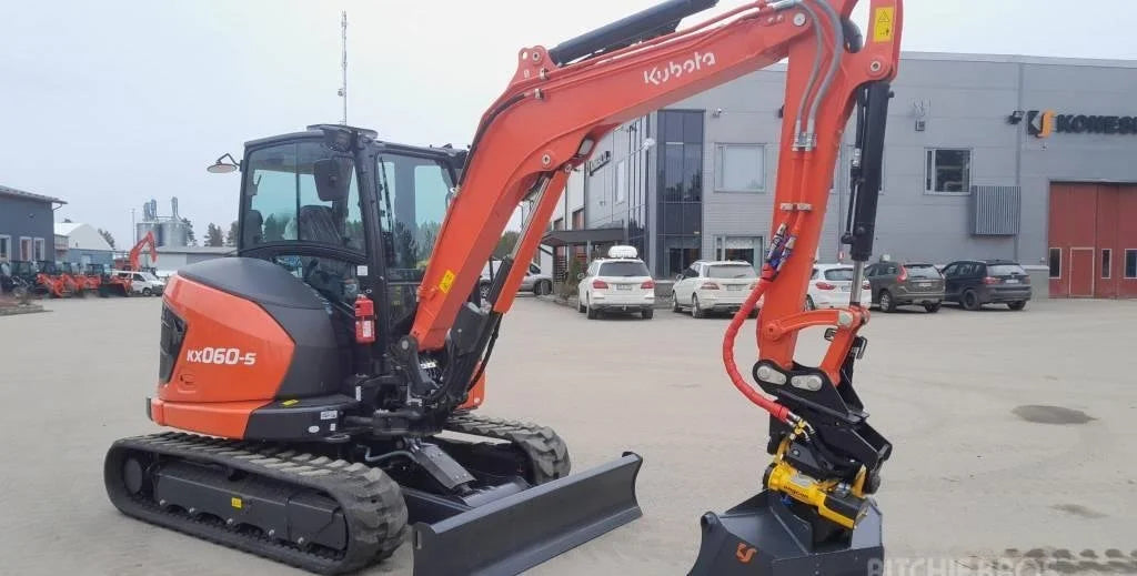 Miniexcavadora Kubota KX060-5 de 5,7 t con tiltrotator usada 2022 casi nueva de 5 h