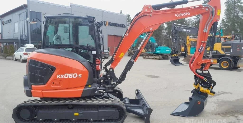 Miniexcavadora Kubota KX060-5 de 5,7 t con tiltrotator usada 2022 casi nueva de 5 h