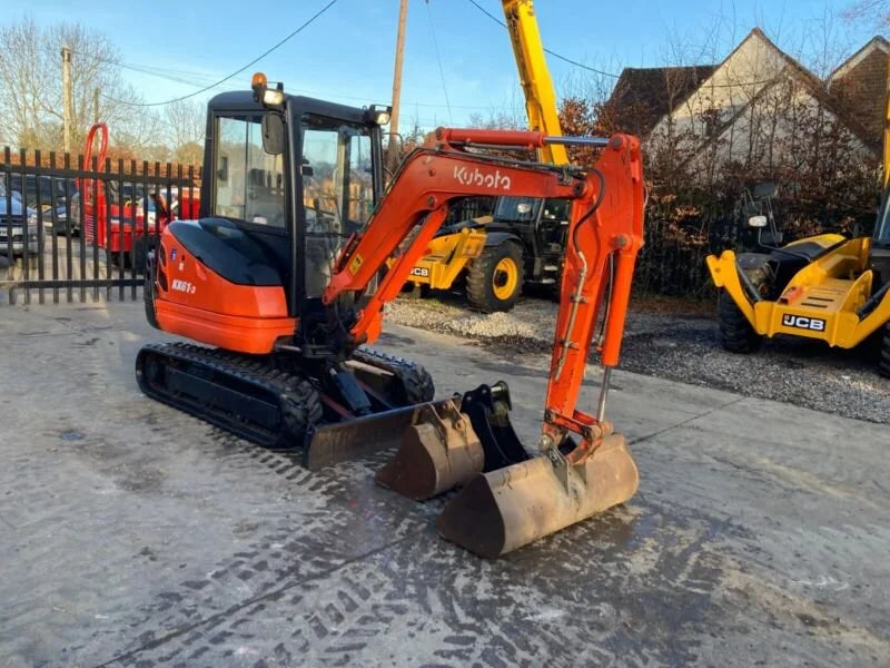 Miniexcavadora Kubota KX61-3 de 2,6 t usada 2011 con cabina climatizada de 2964 h y 3 cucharones