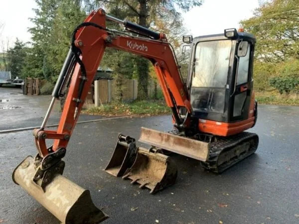 Miniexcavadora Kubota KX61-3 de 2,6 t de ocasión 2015 cabina cerrada de 3243 h con 3 cucharones