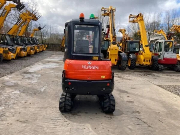 Miniexcavadora Kubota KX61-3 de 2,5 t usada 2013 con cabina climatizada de 2417 h y 3 cucharones
