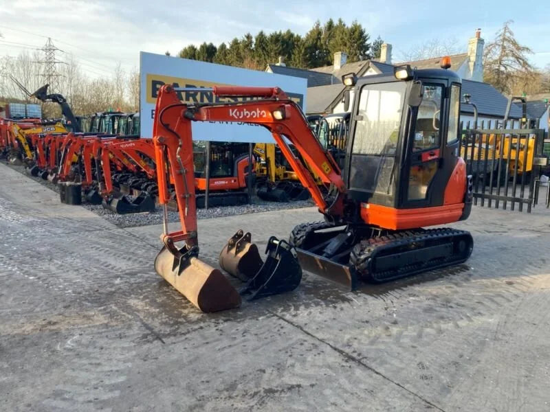 Miniexcavadora Kubota KX61-3 de 2,6 t usada 2011 con cabina climatizada de 2964 h y 3 cucharones