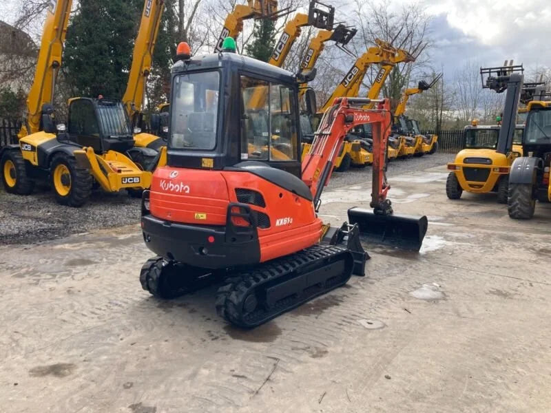 Miniexcavadora Kubota KX61-3 de 2,5 t usada 2013 con cabina climatizada de 2417 h y 3 cucharones
