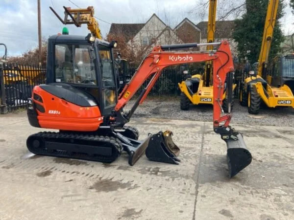 Miniexcavadora Kubota KX61-3 de 2,5 t usada 2013 con cabina climatizada de 2417 h y 3 cucharones