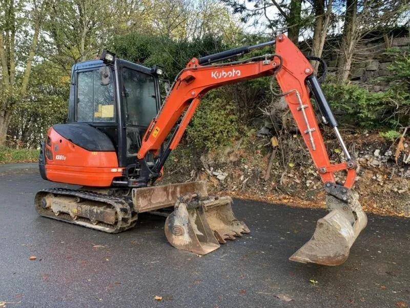 Miniexcavadora Kubota KX61-3 de 2,6 t de ocasión 2015 cabina cerrada de 3243 h con 3 cucharones