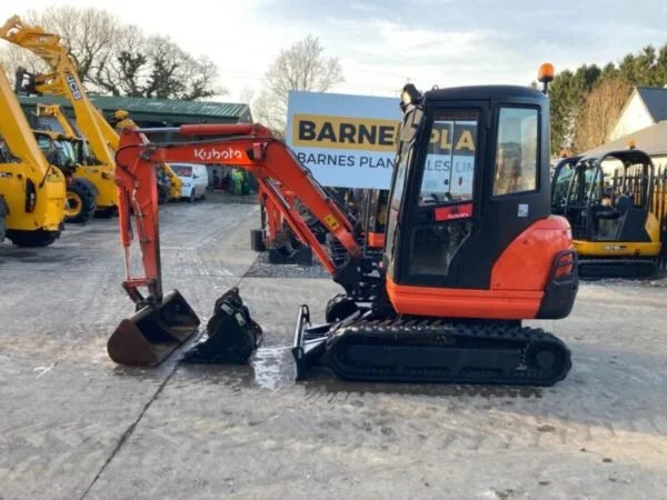 Miniexcavadora Kubota KX61-3 de 2,6 t usada 2011 con cabina climatizada de 2964 h y 3 cucharones