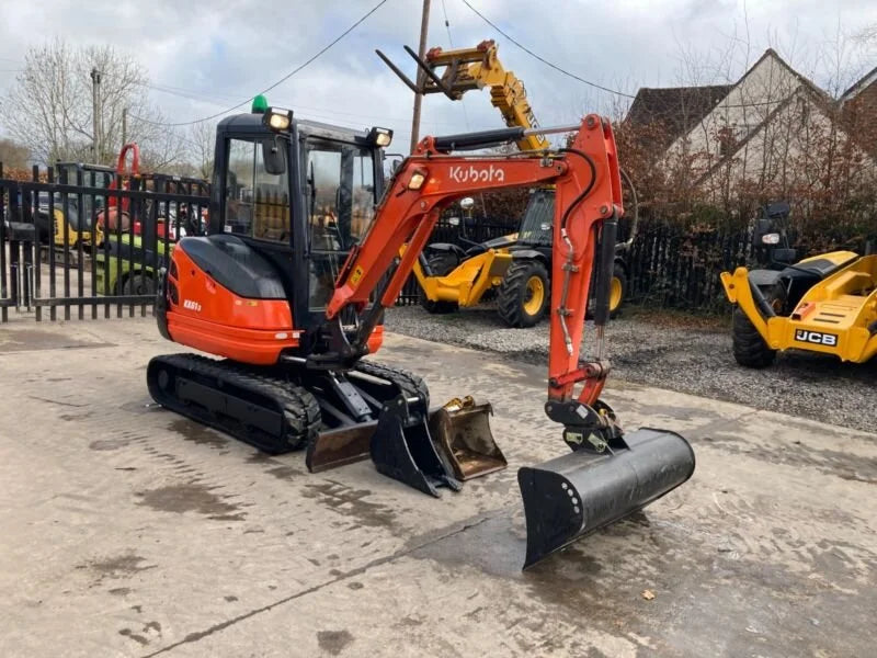 Miniexcavadora Kubota KX61-3 de 2,5 t usada 2013 con cabina climatizada de 2417 h y 3 cucharones
