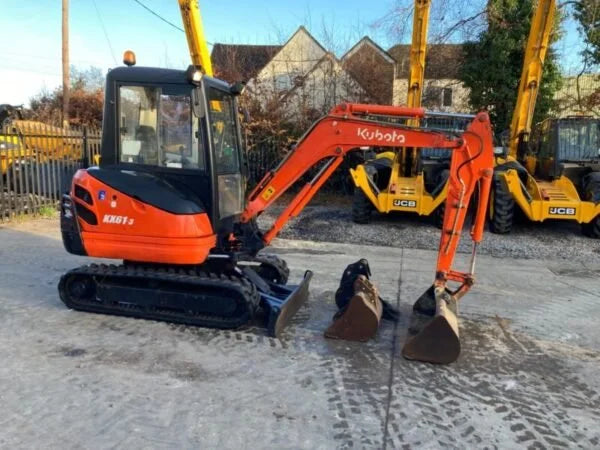 Miniexcavadora Kubota KX61-3 de 2,6 t usada 2011 con cabina climatizada de 2964 h y 3 cucharones