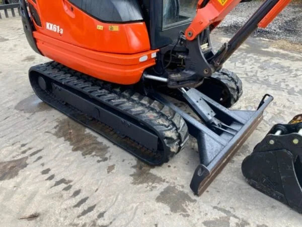 Miniexcavadora Kubota KX61-3 de 2,5 t usada 2013 con cabina climatizada de 2417 h y 3 cucharones