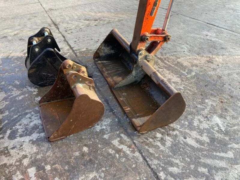 Miniexcavadora Kubota KX61-3 de 2,6 t usada 2011 con cabina climatizada de 2964 h y 3 cucharones
