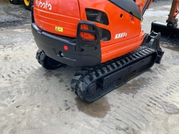 Miniexcavadora Kubota KX61-3 de 2,5 t usada 2013 con cabina climatizada de 2417 h y 3 cucharones