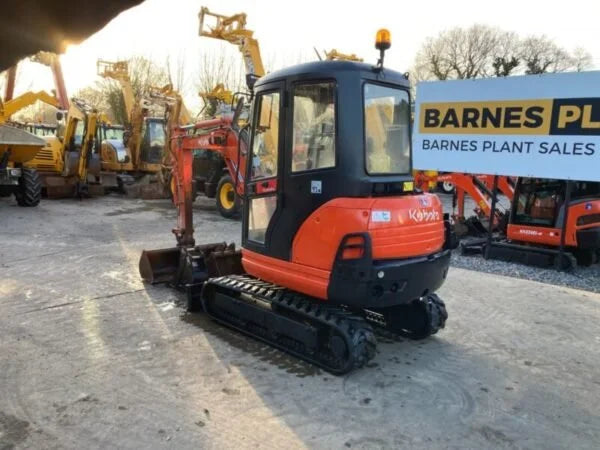 Miniexcavadora Kubota KX61-3 de 2,6 t usada 2011 con cabina climatizada de 2964 h y 3 cucharones