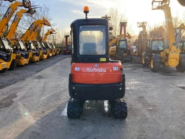 Miniexcavadora Kubota KX61-3 de 2,6 t usada 2011 con cabina climatizada de 2964 h y 3 cucharones