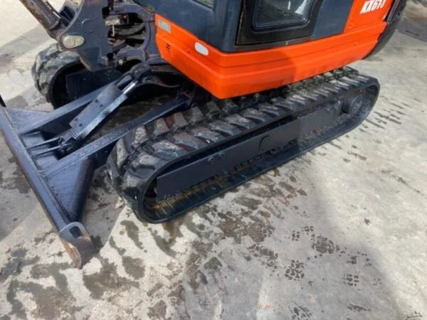 Miniexcavadora Kubota KX61-3 de 2,5 t usada 2013 con cabina climatizada de 2417 h y 3 cucharones