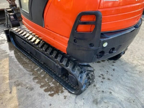 Miniexcavadora Kubota KX61-3 de 2,6 t usada 2011 con cabina climatizada de 2964 h y 3 cucharones