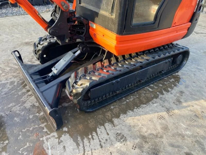 Miniexcavadora Kubota KX61-3 de 2,6 t usada 2011 con cabina climatizada de 2964 h y 3 cucharones