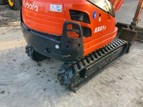Miniexcavadora Kubota KX61-3 de 2,6 t usada 2011 con cabina climatizada de 2964 h y 3 cucharones