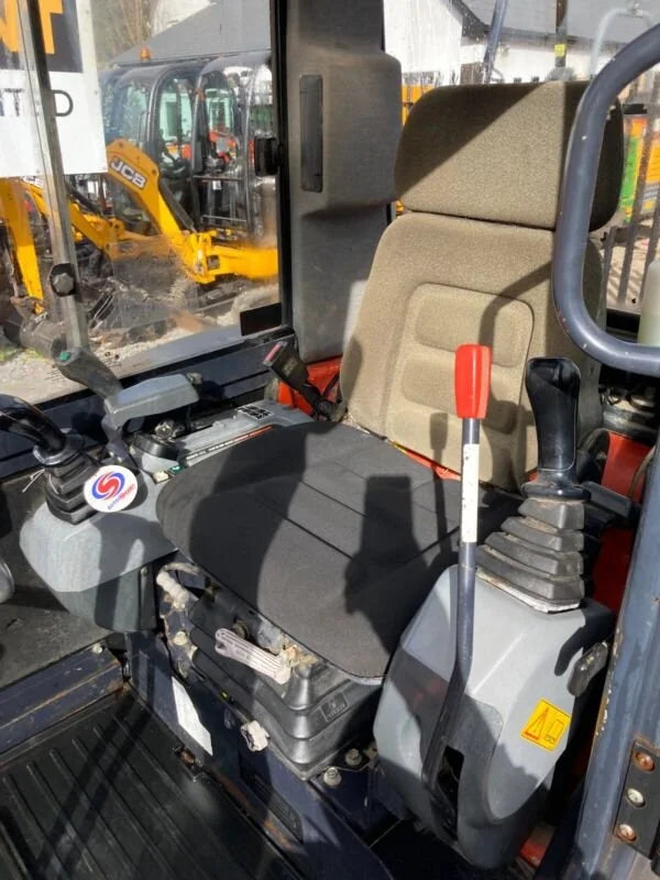 Miniexcavadora Kubota KX61-3 de 2,5 t usada 2013 con cabina climatizada de 2417 h y 3 cucharones