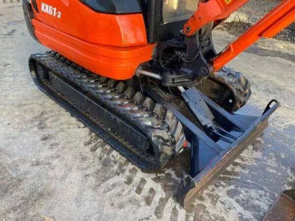 Miniexcavadora Kubota KX61-3 de 2,6 t usada 2011 con cabina climatizada de 2964 h y 3 cucharones