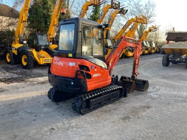 Miniexcavadora Kubota KX61-3 de 2,6 t usada 2011 con cabina climatizada de 2964 h y 3 cucharones