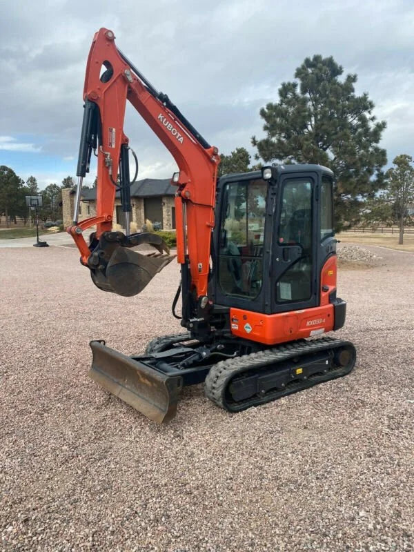 Miniexcavadora Kubota KX033-4R3A de 3,5 t usada 2016 con cabina climatizada de 3.864 h y 3 cucharones