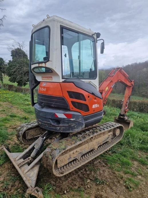Miniexcavadora Kubota U25-3 de 2,5 t de ocasión 2003 cabina cerrada de 3050 h con 3 cucharones
