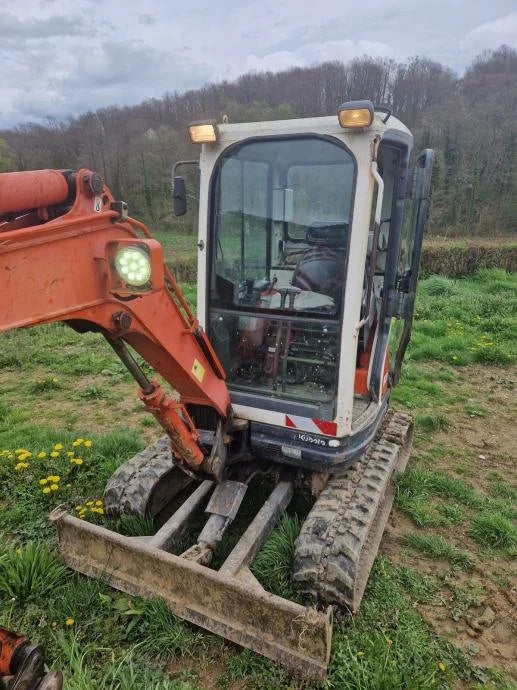 Miniexcavadora Kubota U25-3 de 2,5 t de ocasión 2003 cabina cerrada de 3050 h con 3 cucharones