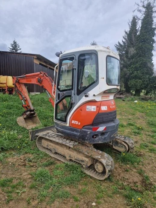 Miniexcavadora Kubota U25-3 de 2,5 t de ocasión 2003 cabina cerrada de 3050 h con 3 cucharones