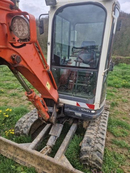 Miniexcavadora Kubota U25-3 de 2,5 t de ocasión 2003 cabina cerrada de 3050 h con 3 cucharones