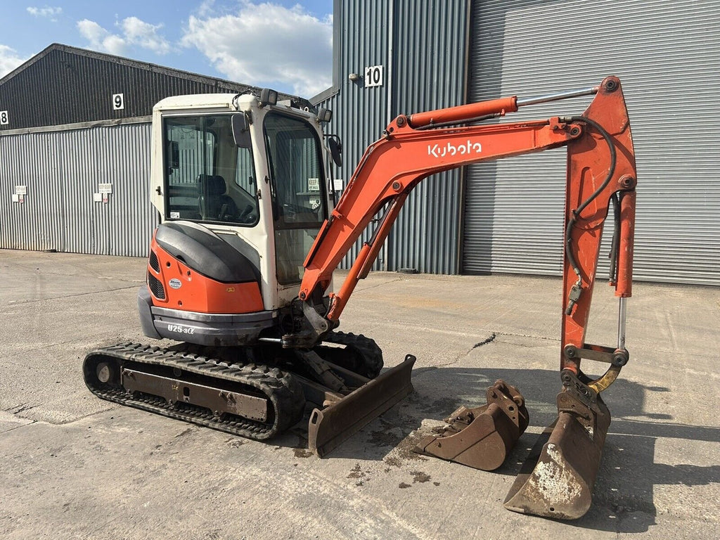 Kubota U25-3 (2008) – Mini Excavadora 2,6T – 3 600 h – Martillo Hidráulico + 3 Cucharas – Revisada