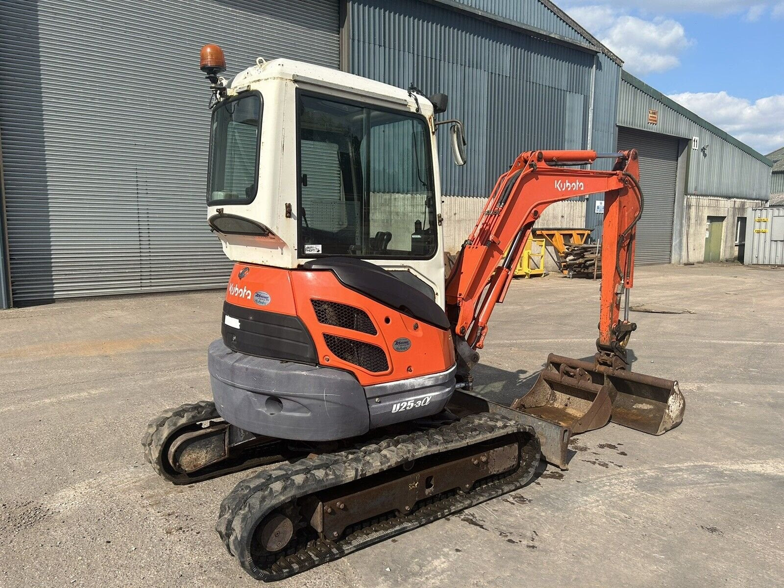Kubota U25-3 (2008) – Mini Excavadora 2,6T – 3 600 h – Martillo Hidráulico + 3 Cucharas – Revisada
