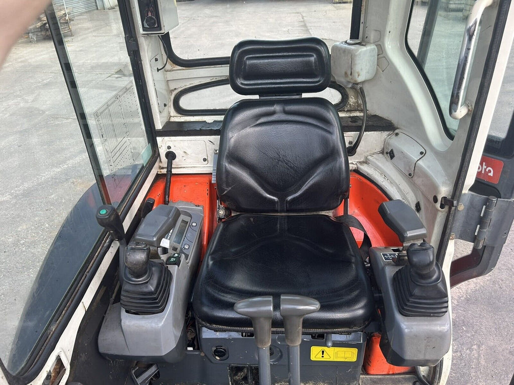 Kubota U25-3 (2008) – Mini Excavadora 2,6T – 3 600 h – Martillo Hidráulico + 3 Cucharas – Revisada