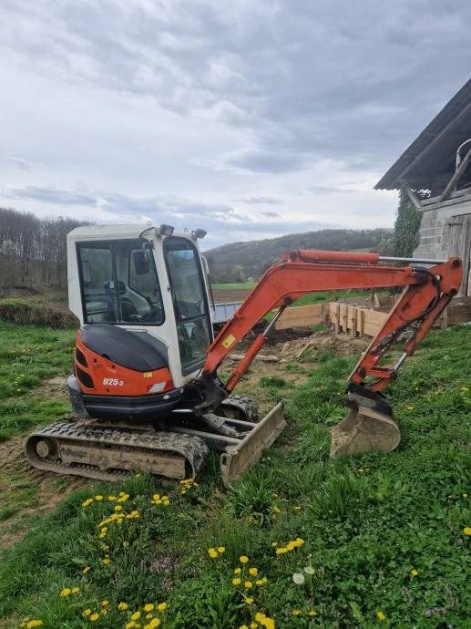 Miniexcavadora Kubota U25-3 de 2,5 t de ocasión 2003 cabina cerrada de 3050 h con 3 cucharones