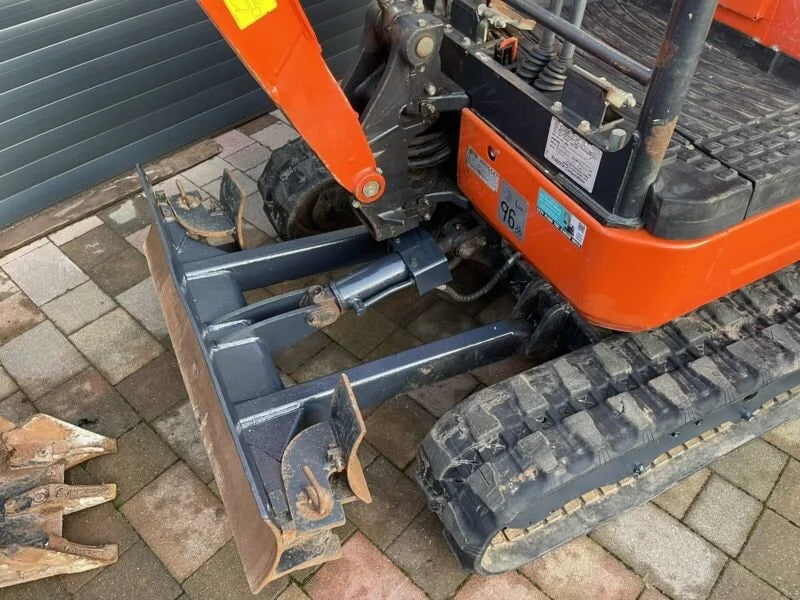 Miniexcavadora Kubota U17-3 de 1,6 t sin voladizo, usada, año 2015, 2090 h, con 3 cucharones