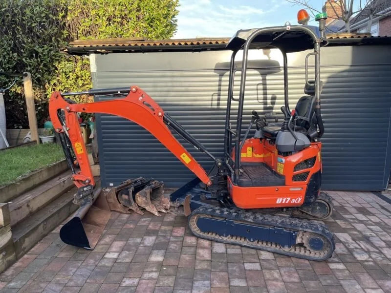 Miniexcavadora Kubota U17-3 de 1,6 t sin voladizo, usada, año 2015, 2090 h, con 3 cucharones