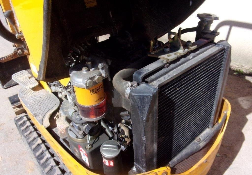 JCB 8008 (2017) – Mini excavadora 900 kg – 2 104 h – Ultracompacta