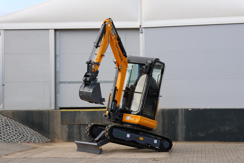 APS KMZ 28 Miniexcavadora de 2,8 t usada con brazo oscilante y hoja niveladora