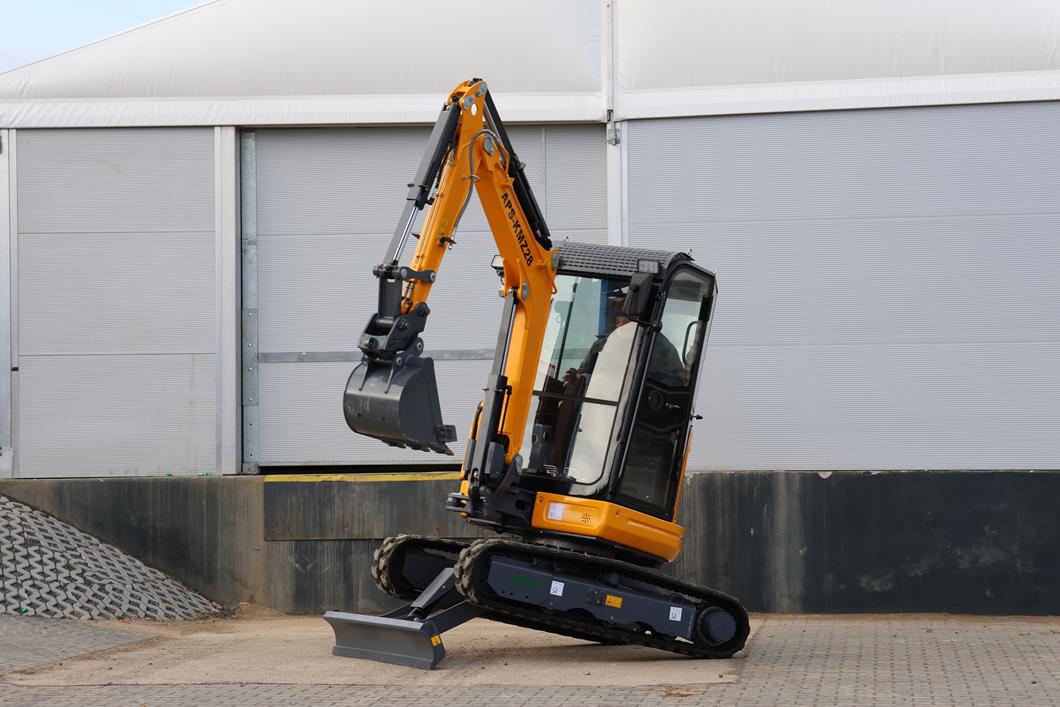APS KMZ 28 Miniexcavadora de 2,8 t usada con brazo oscilante y hoja niveladora