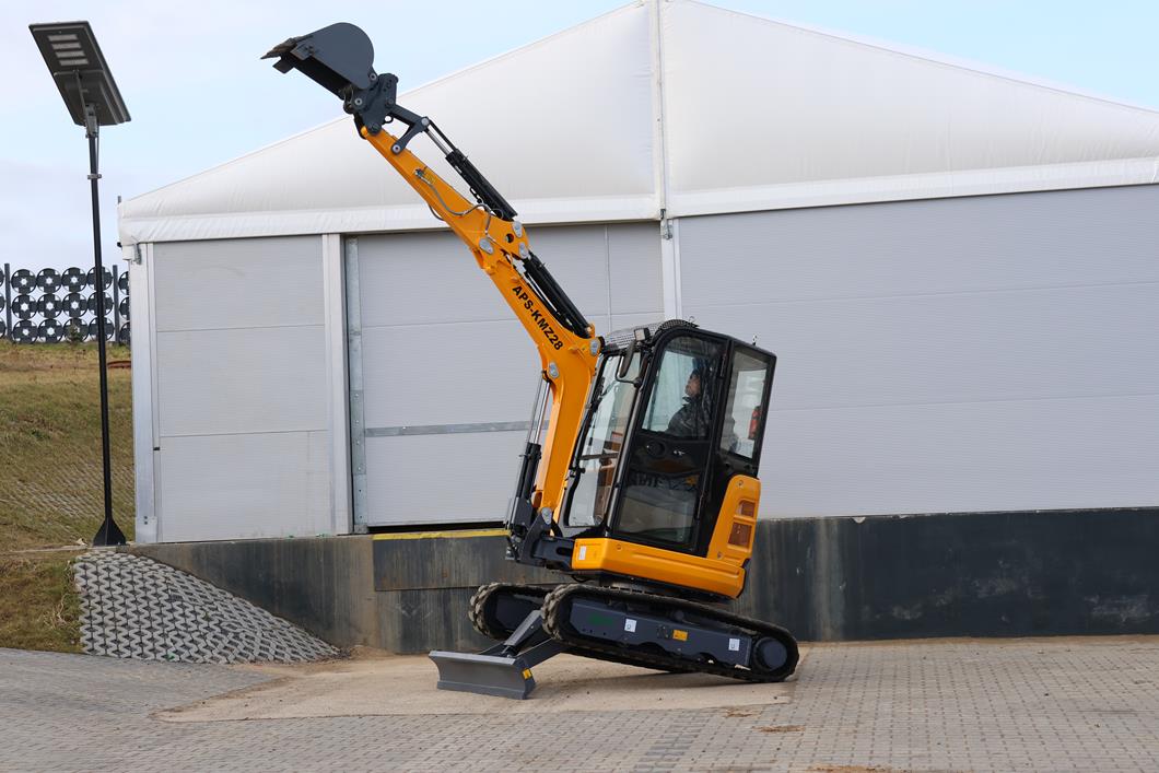 APS KMZ 28 Miniexcavadora de 2,8 t usada con brazo oscilante y hoja niveladora