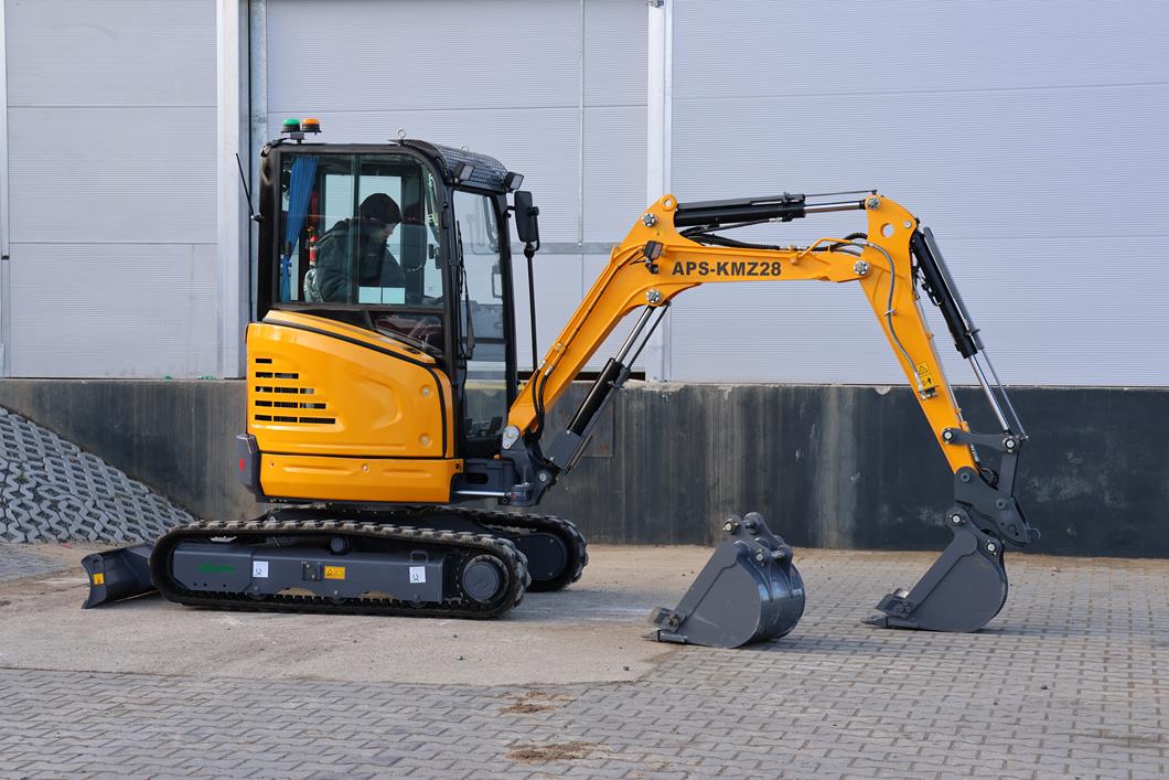 APS KMZ 28 Miniexcavadora de 2,8 t usada con brazo oscilante y hoja niveladora