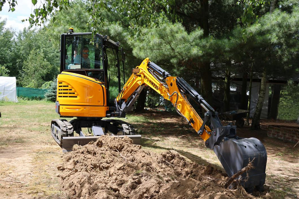APS KMZ 28 Miniexcavadora de 2,8 t usada con brazo oscilante y hoja niveladora