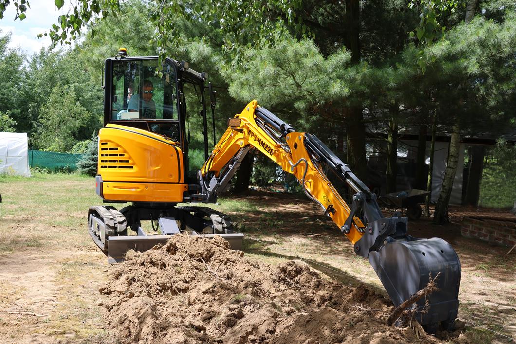 APS KMZ 28 Miniexcavadora de 2,8 t usada con brazo oscilante y hoja niveladora