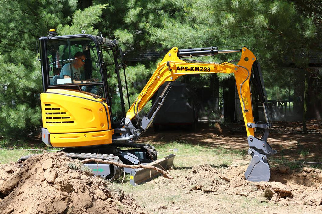 APS KMZ 28 Miniexcavadora de 2,8 t usada con brazo oscilante y hoja niveladora