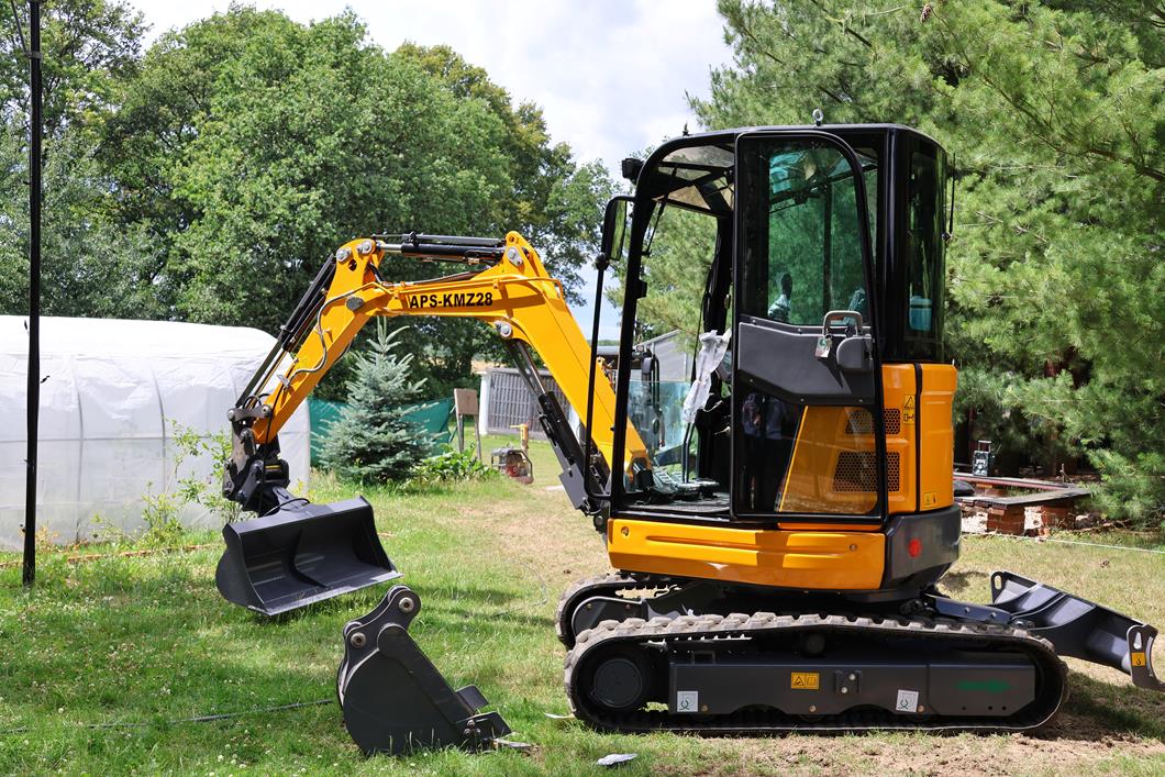 APS KMZ 28 Miniexcavadora de 2,8 t usada con brazo oscilante y hoja niveladora